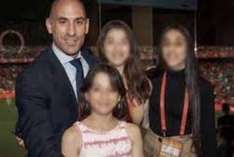 Does Luis Rubiales have kids?