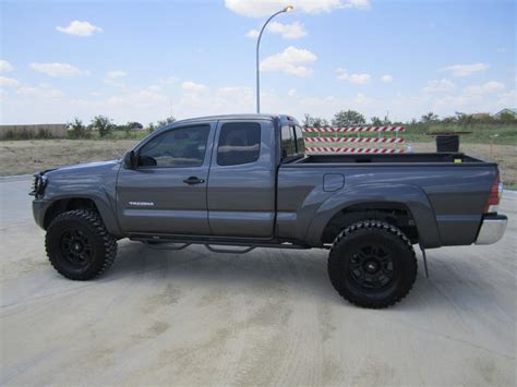 TOYOTA TACOMA - Review and photos