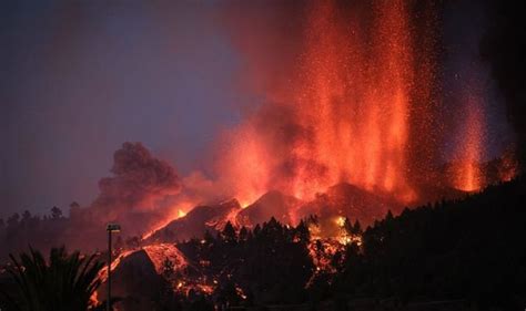 La Palma volcano live stream: Canary Island volcano spews lava into ...