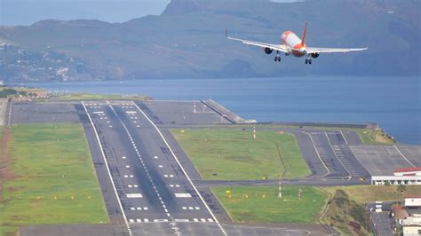 Great Easyjet A320 Landing at Madeira Airport - YouTube