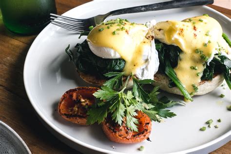 Poached Eggs with Spinach and Hollandaise Sauce