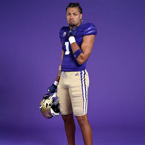 Washington Huskies Unveil Updated Football Uniforms – SportsLogos.Net News