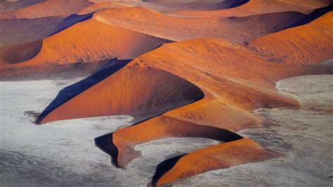 Sossusvlei in Namib desert, Skeleton coast, Namibia | Windows Spotlight Images