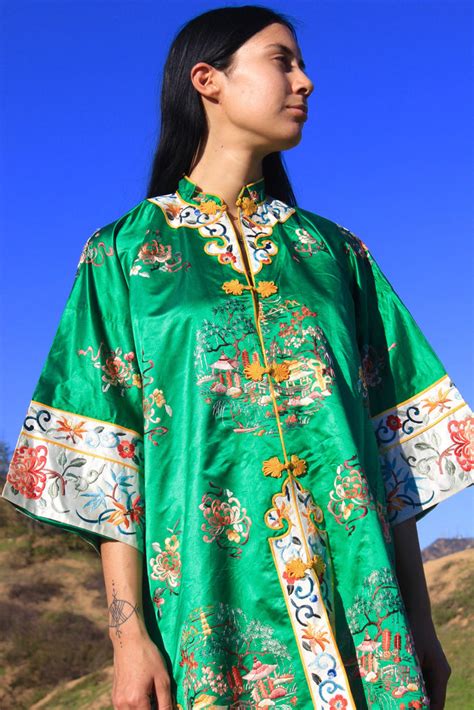 "Emerald Dreams" Mid Century hand Embroidered Chinese Silk Robe – Honeywood