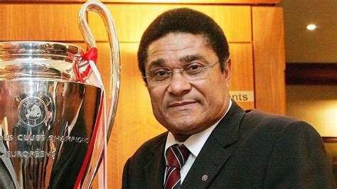 Portuguese football legend Eusebio dies at the age of 71 | Football News | Sky Sports