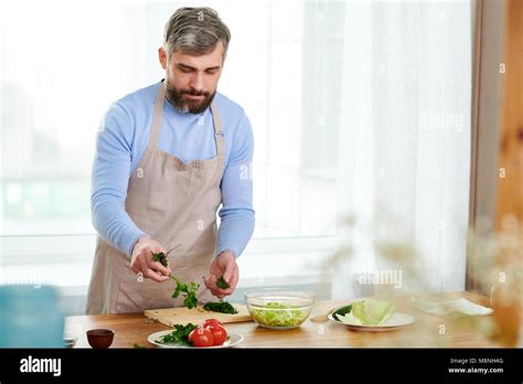 Dad cooking dinner hi-res stock photography and images - Alamy