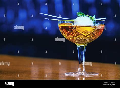 Whiskey ice balls hi-res stock photography and images - Alamy