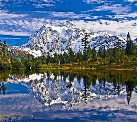 Mount Shuksan scenic landscape in Northern Cascades National Park ...