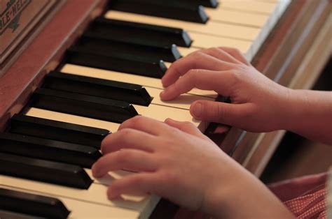 File:Piano practice hands.jpg - Wikimedia Commons