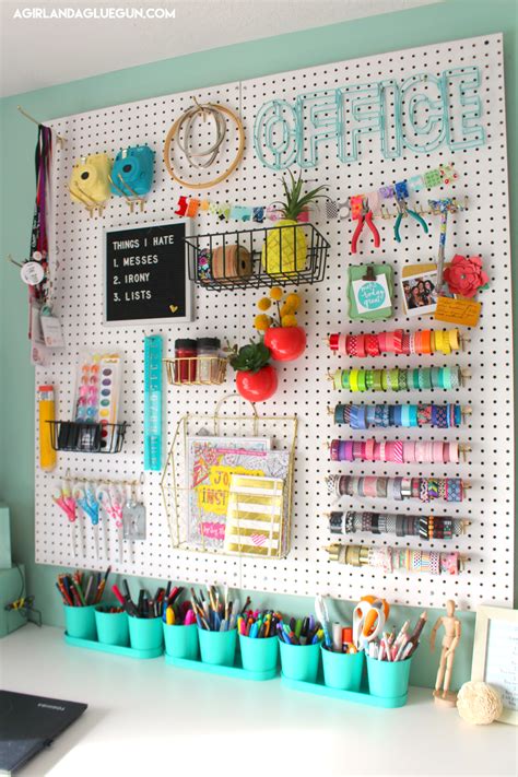 over 30 ways to organize with a Peg board | Hobbyrom, Aktivitetsrom, Rom dekorasjon