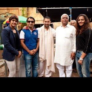 Geeta Phogat posing with father Mahavir, sister Babita and Aamir Khan | 8 pics of gold medalist ...