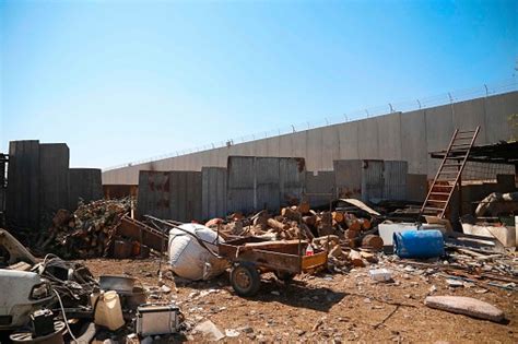 Qalqilya Separation Wall Between Israel And Palestinian Territories ...