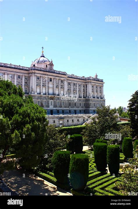 The royal palace gardens hi-res stock photography and images - Alamy