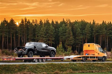 Premium Photo | A tow truck evacuates a broken pickup truck on a ...