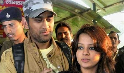 MS Dhoni’s Wife Sakshi Dhoni Alleges Threat to Life, Applies For Arms License