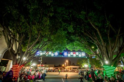 Check out these images from the 2017 Redlands Christmas Parade – Redlands Daily Facts