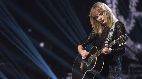 Taylor Swift Plays Super Saturday Night Concert in Houston | Teen Vogue