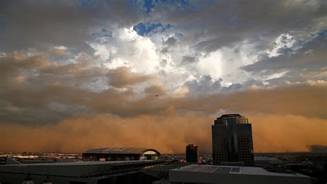 Massive dust storm sweeps through Phoenix