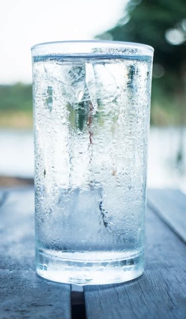 Vaso de agua muy fría. | Foto Premium
