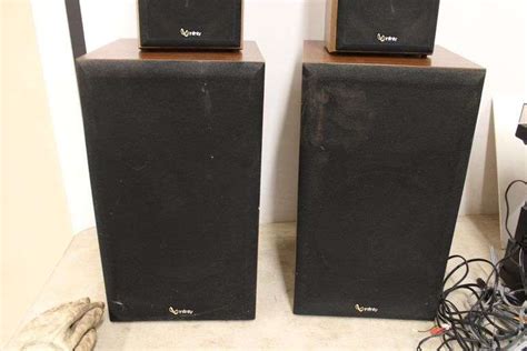 Stereo equipment & speakers - Lee Real Estate & Auction Service