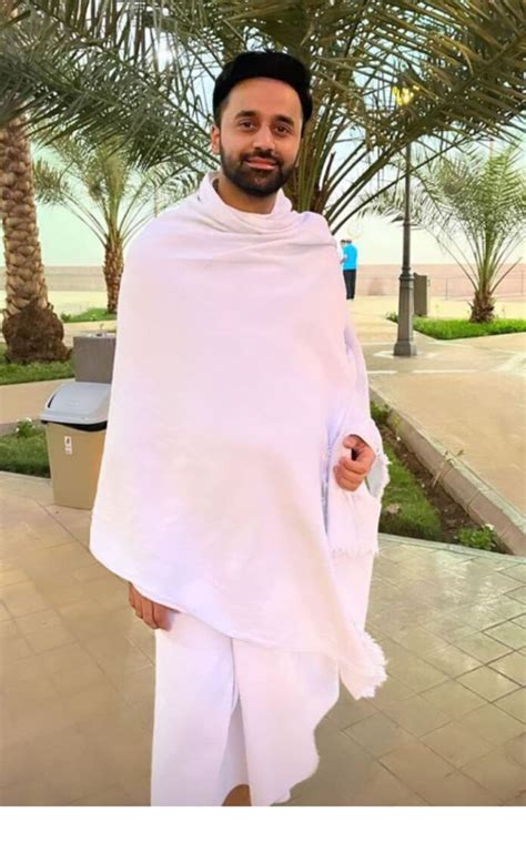 Waseem Badami's new pictures from his Umrah journey - Pk Showbiz