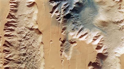 Satellite captures stunning views of Mars' gigantic 'Grand Canyon'