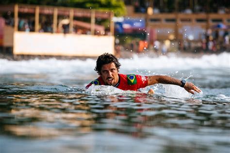 Filipe Toledo bate Griffin Colapinto e vence etapa de El Salvador da WSL