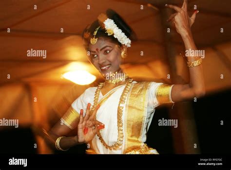 Traditionell Mohiniattam dance, Kerala, India Stock Photo - Alamy