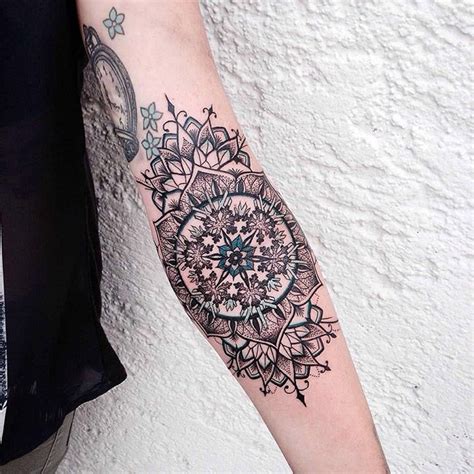 Les superbes tatouages ornementaux et graphiques de Jessica Kinzer | Inkage | Elbow tattoos ...