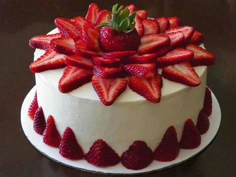 Pastel de Fresas #Mercavima Wedding Desserts, Cake Desserts, Cupcake Cakes, Cake Recipes, Poke ...