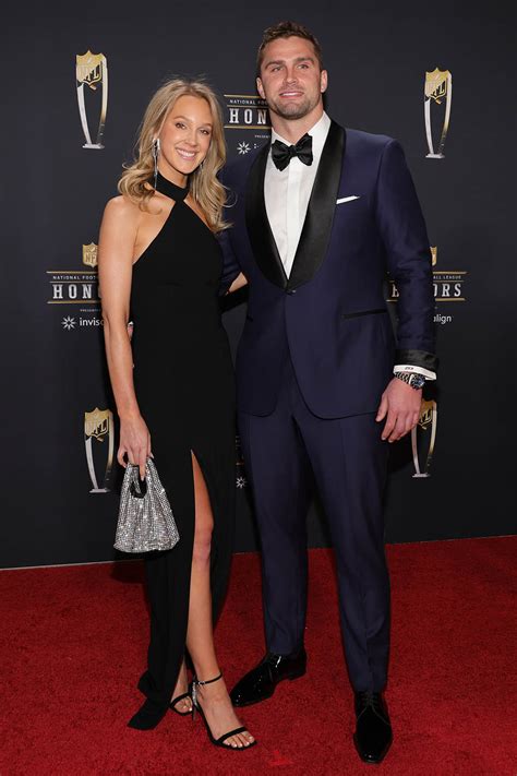 Sam Hubbard Suits Up in Shiny Loafers at NFL Honors Red Carpet 2023 – Licitatiiporumbei News