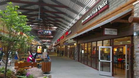 Outlets at the Dells - Lake Delton (English)