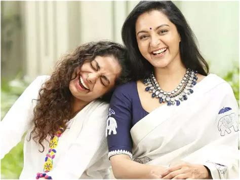 Manju Warrier Family - Manju Warrier En Ernakulam Family Court Pics ...