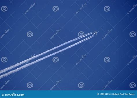 Vapor Trail from an Airplane Stock Image - Image of high, jumbo: 10025105