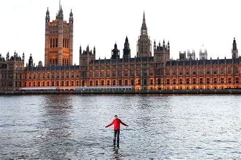 Magician walks on water: Dynamo strolls ON the Thames towards Parliament - Mirror Online