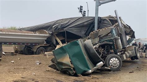 Two semi trucks crash, one smashes into Selma market and causes big mess | KMPH