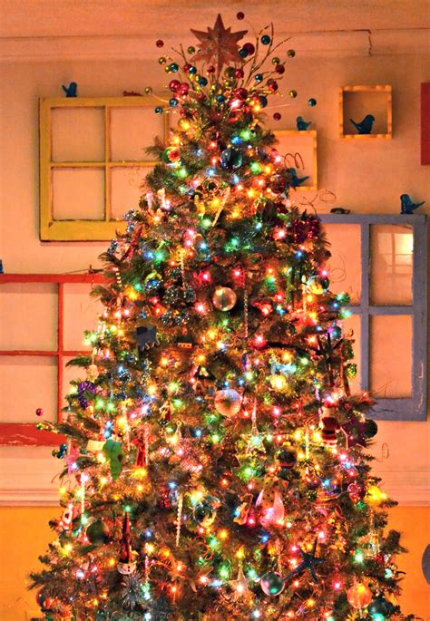 42 Bright Christmas Tree Decorations Ideas - Decoration Love