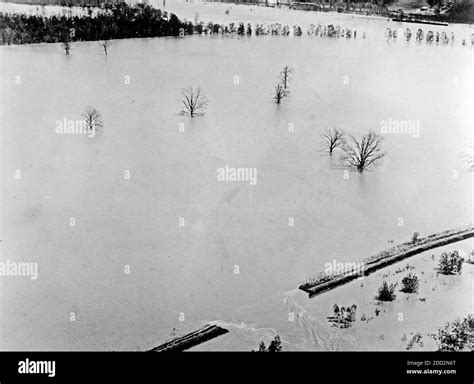 Great Mississippi River flood, April 29, 1927 Stock Photo - Alamy