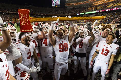 Wisconsin Football Players Reclaim Paul Bunyan's Axe in Dramatic ...