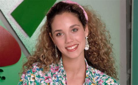 Elizabeth Berkley revisits the classic caffeine pills episode of 'Saved by the Bell'