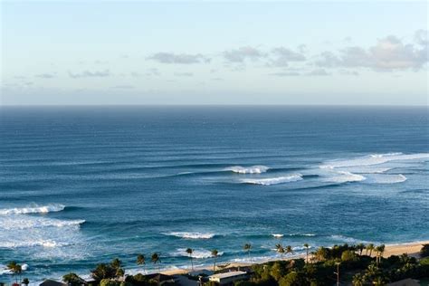 Oahu Surf Spots / A Guide to the Top Surf Breaks in Oahu