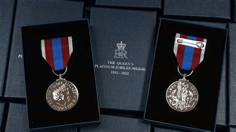 Platinum Jubilee medal design revealed ahead of Queen's 70-year reign celebrations | UK News ...