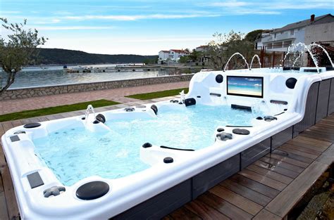 Sunrans Endless Swim SPA Pool: this 26 foot long Ultimate Hot Tub has ...