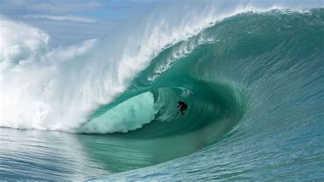 Massive Surf Hits Teahupoo, Tahiti, Friday August 13th 2021 - YouTube