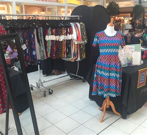 Pop Up inside a mall | Clothing booth display, Shopping outfit, Clothing displays