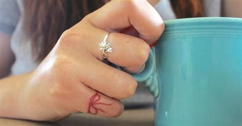 Mode: les tatouages fils rouges autour du doigt | Tatoeages, Inkt, Modellen