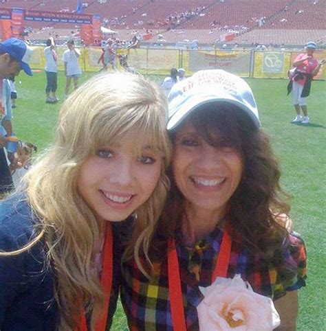 Jennette McCurdy Shares Shocking Story About Her Mom Showering With Her ...