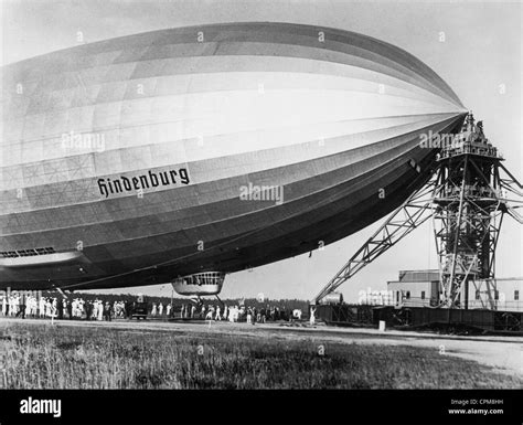 LZ 129 'Hindenburg' in Lakehurst, 1936 Stock Photo: 48388973 - Alamy