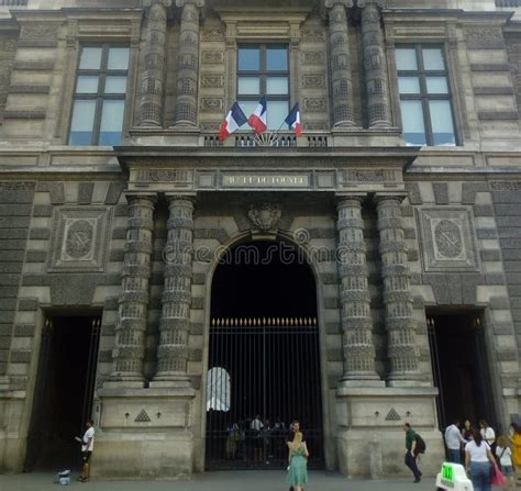 The Louvre Museum Main Entrance Editorial Stock Image - Image of lisa ...