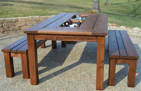 Woodworking Plans: Patio Table with Built-in Drink Coolers | Remodelaholic